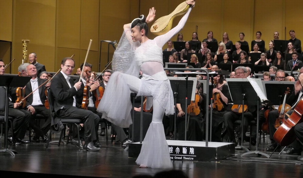 舞者陳奕寧在舞台上展示壁畫中“反彈琵琶”的經典畫像 。
