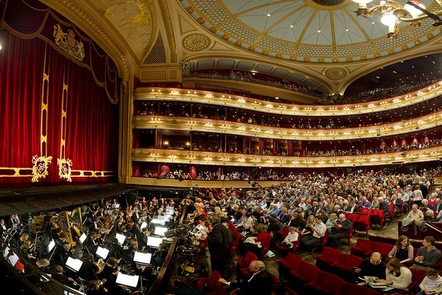 英國皇家歌劇院。一場歌劇演出開演之前。© ROH / Sim Canetty-Clarke