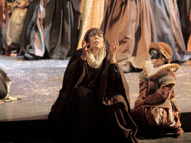 張秋林（飾母親）2014年在法國馬賽歌劇院《歌女喬康達》中的劇照