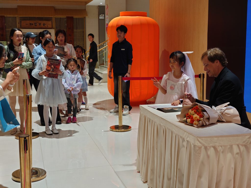 Steve Barakatt meeting Kunming audience